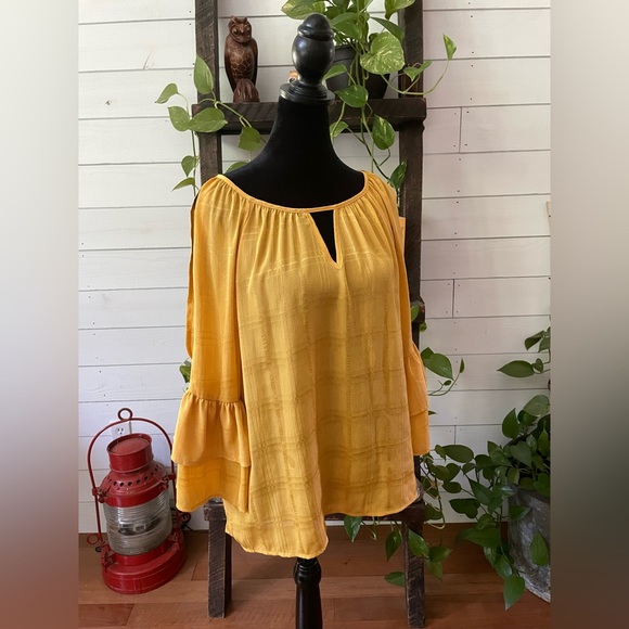 BCX: Cold Shoulder Blouse - Picture 11 of 17